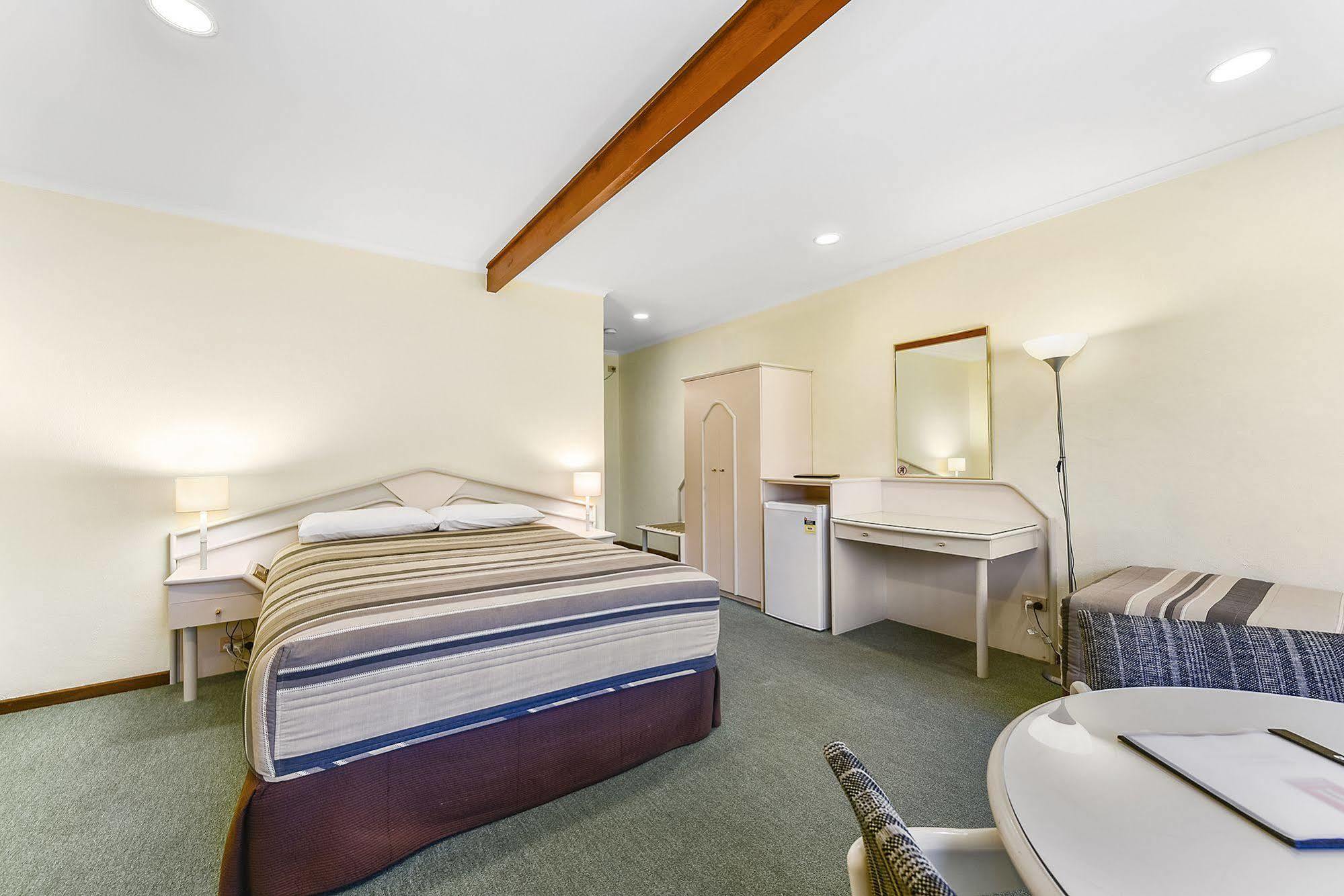 William Macintosh Motor Lodge Наракоорт Экстерьер фото